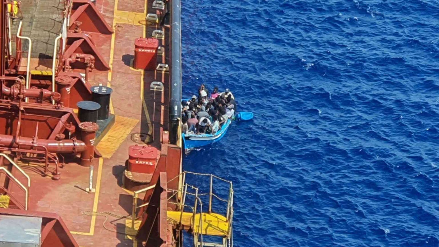 La nave mercantile da due mesi senza un porto. Con 27 migranti allo stremo