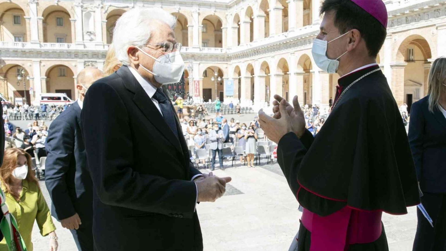 Mattarella accende la lampada della pace nella Santa Casa