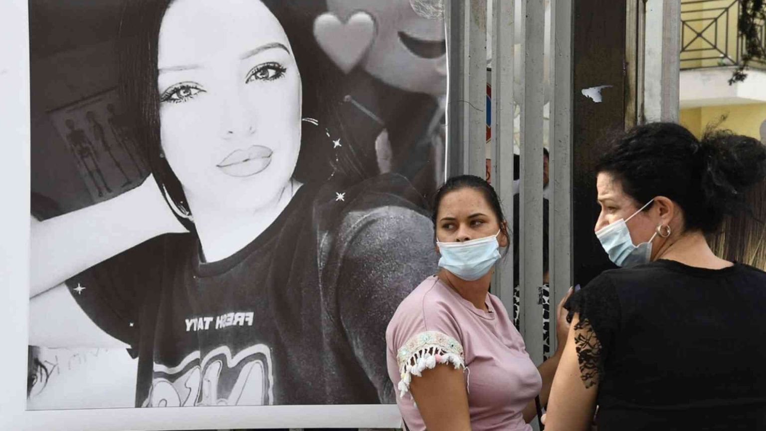 I funerali di Paola: «Non c'è posto per l'odio». Le parole di don Patriciello