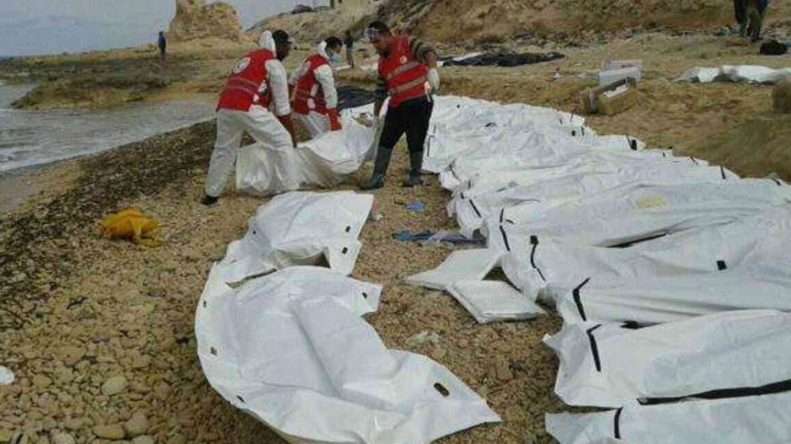 Nuovo naufragio nel Mediterraneo: 2 corpi rinvenuti e 22 dispersi