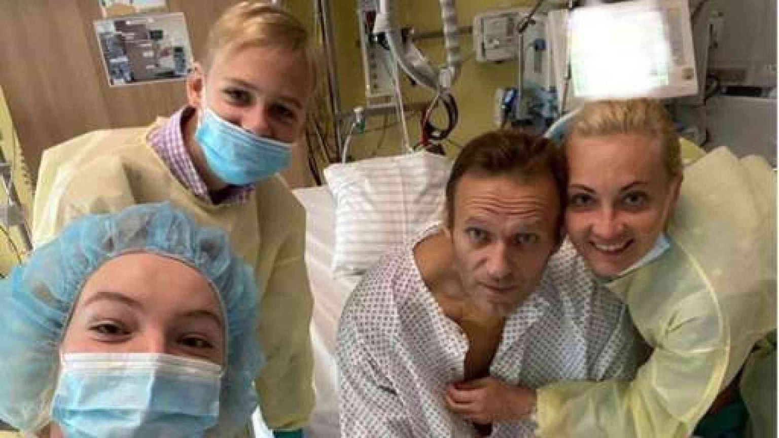 Navalny posta la sua foto in ospedale e ai suoi follower dice: "Mi mancate"