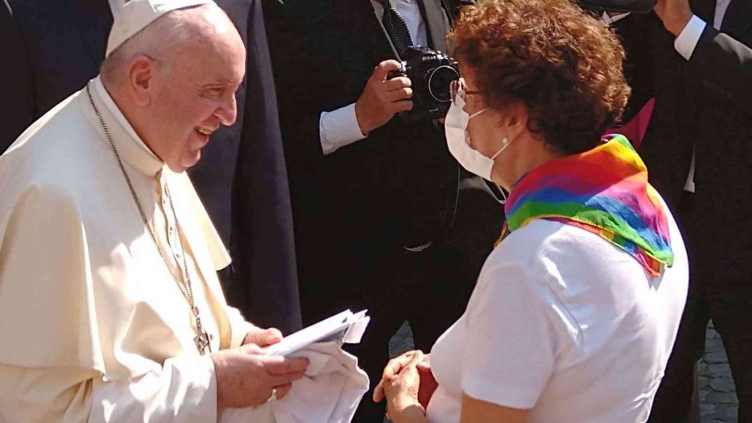 Papa Francesco: «La Chiesa ama i vostri figli così come sono»