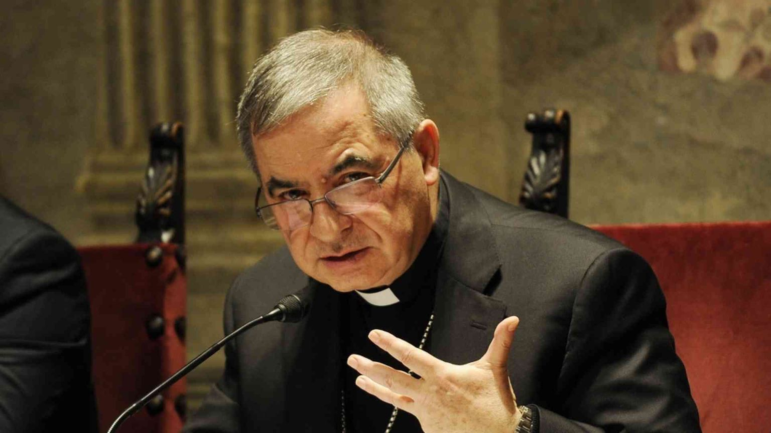 Becciu si dimette e rinuncia ai diritti del cardinalato