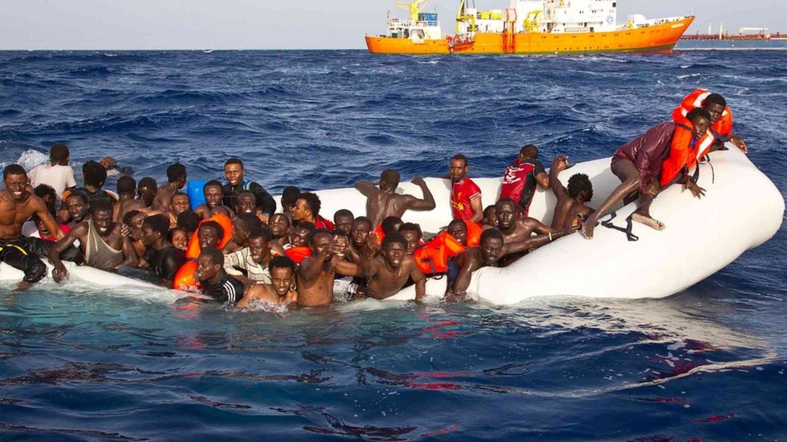 Cinque naufragi: 200 migranti morti in un mare di indifferenza