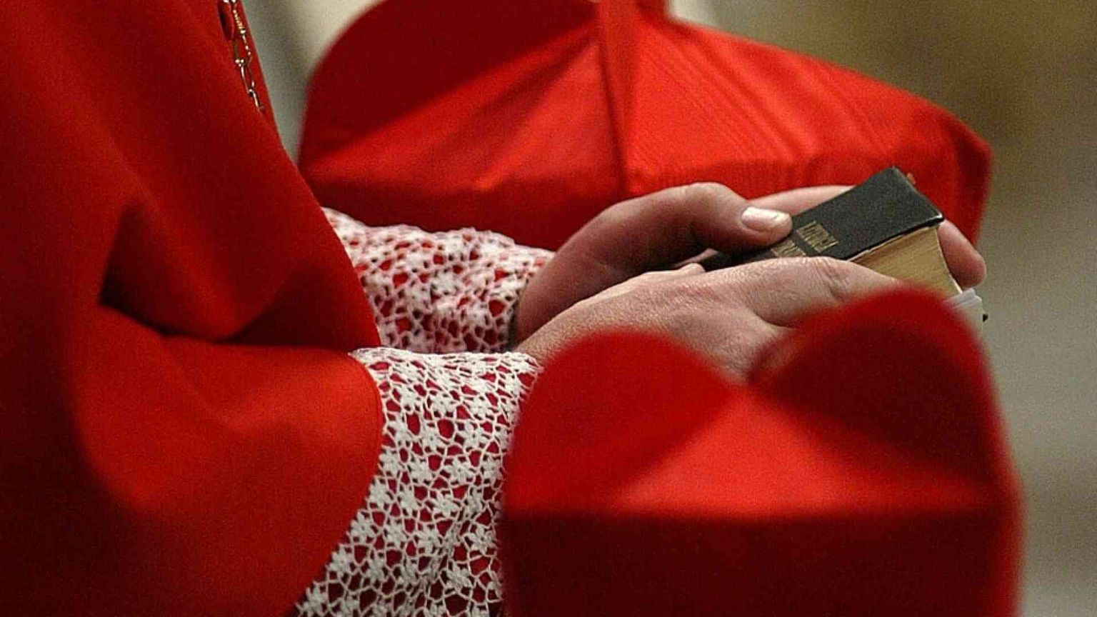 Rinuncia ai diritti del cardinalato. Ecco le prerogative che si perdono