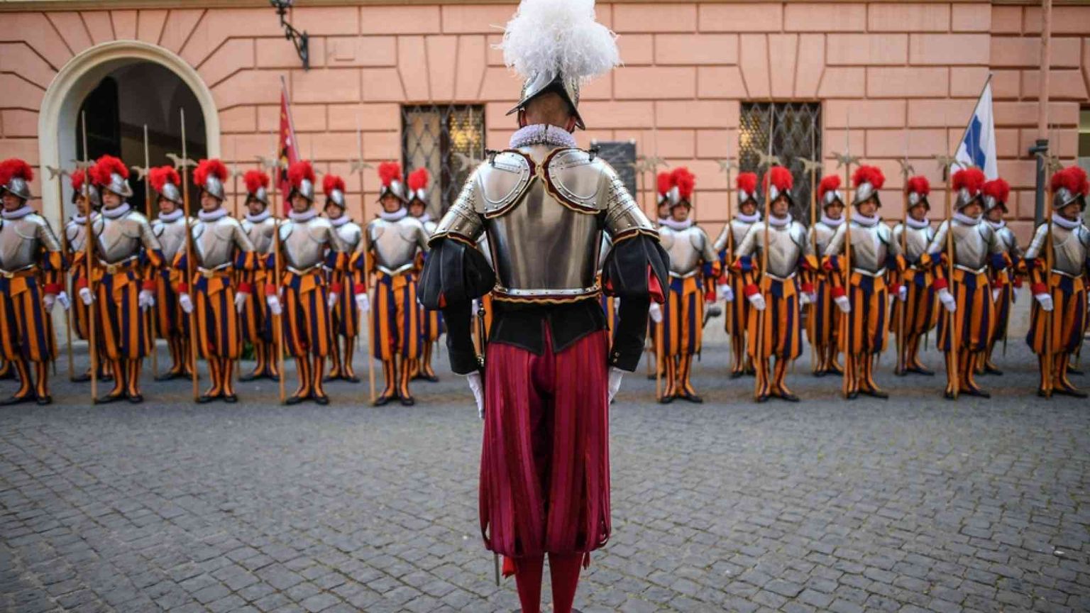 Il Papa alle Guardie Svizzere: attenzione al “saccheggio” spirituale