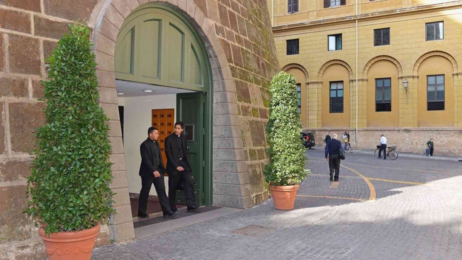 Ior, nella Commissione dei cardinali esce Parolin ed entra Petrocchi