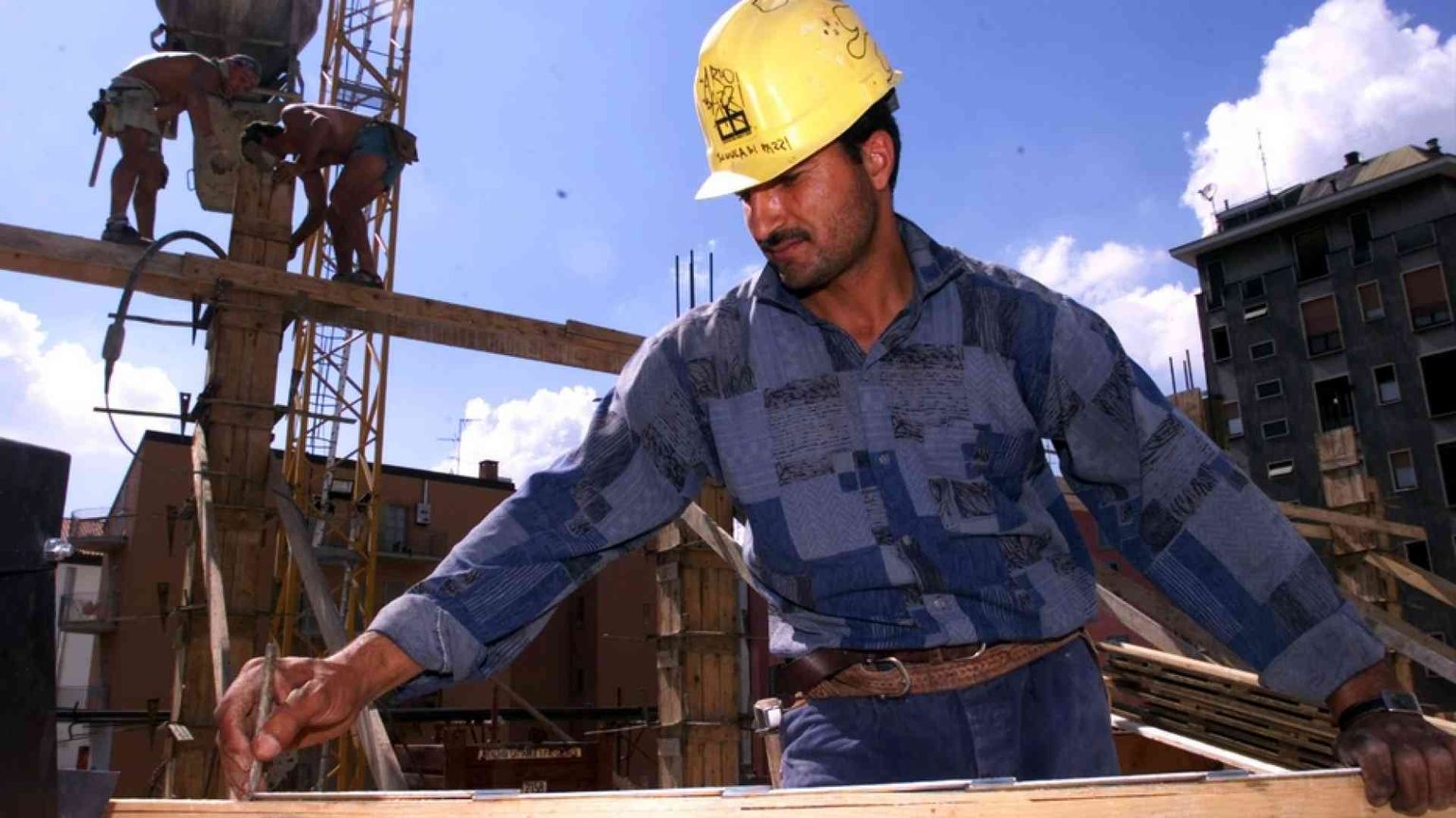 Gli stranieri contribuiscono più di quello che costano