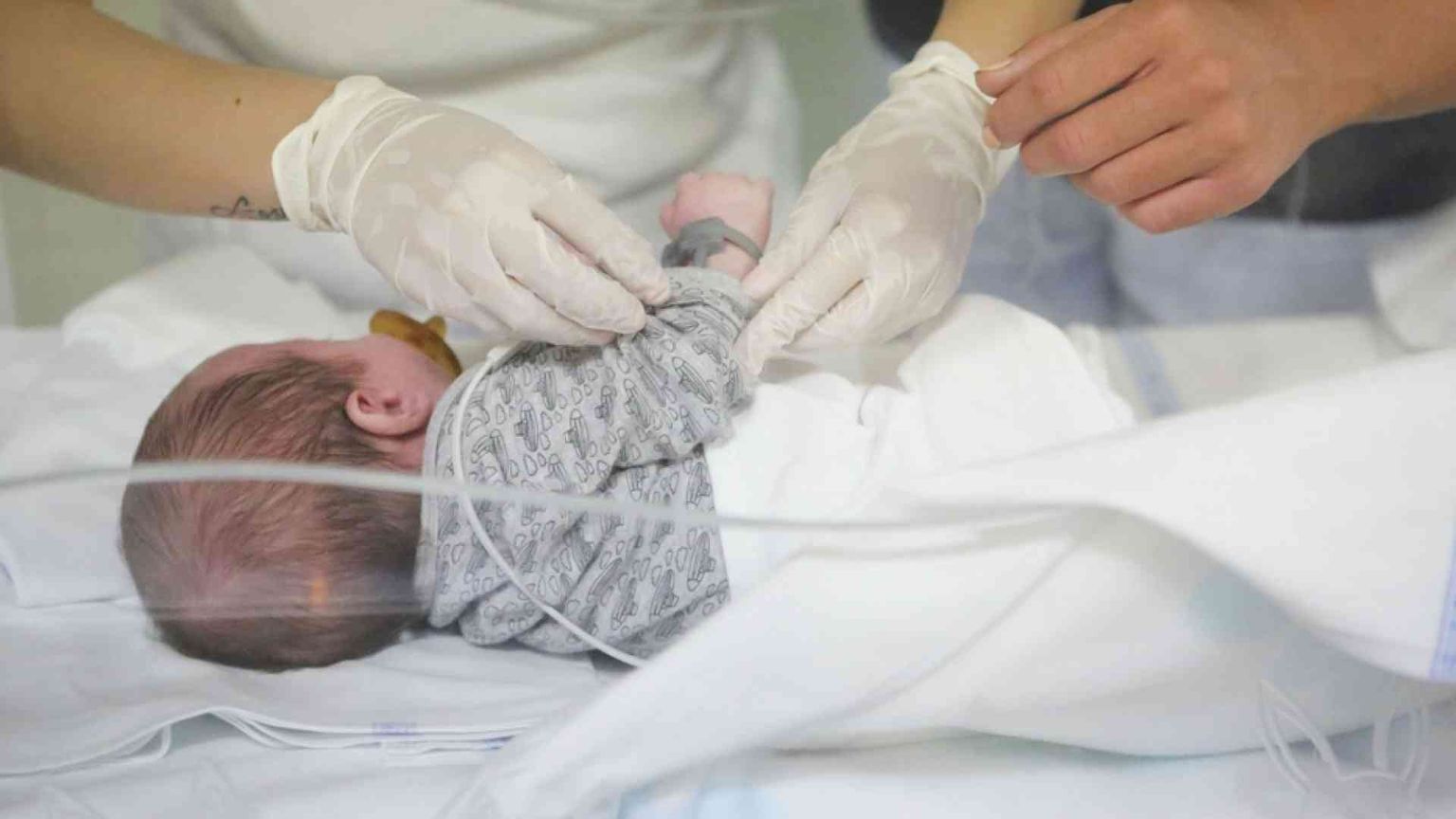 Trovato un neonato abbandonato in strada dai genitori