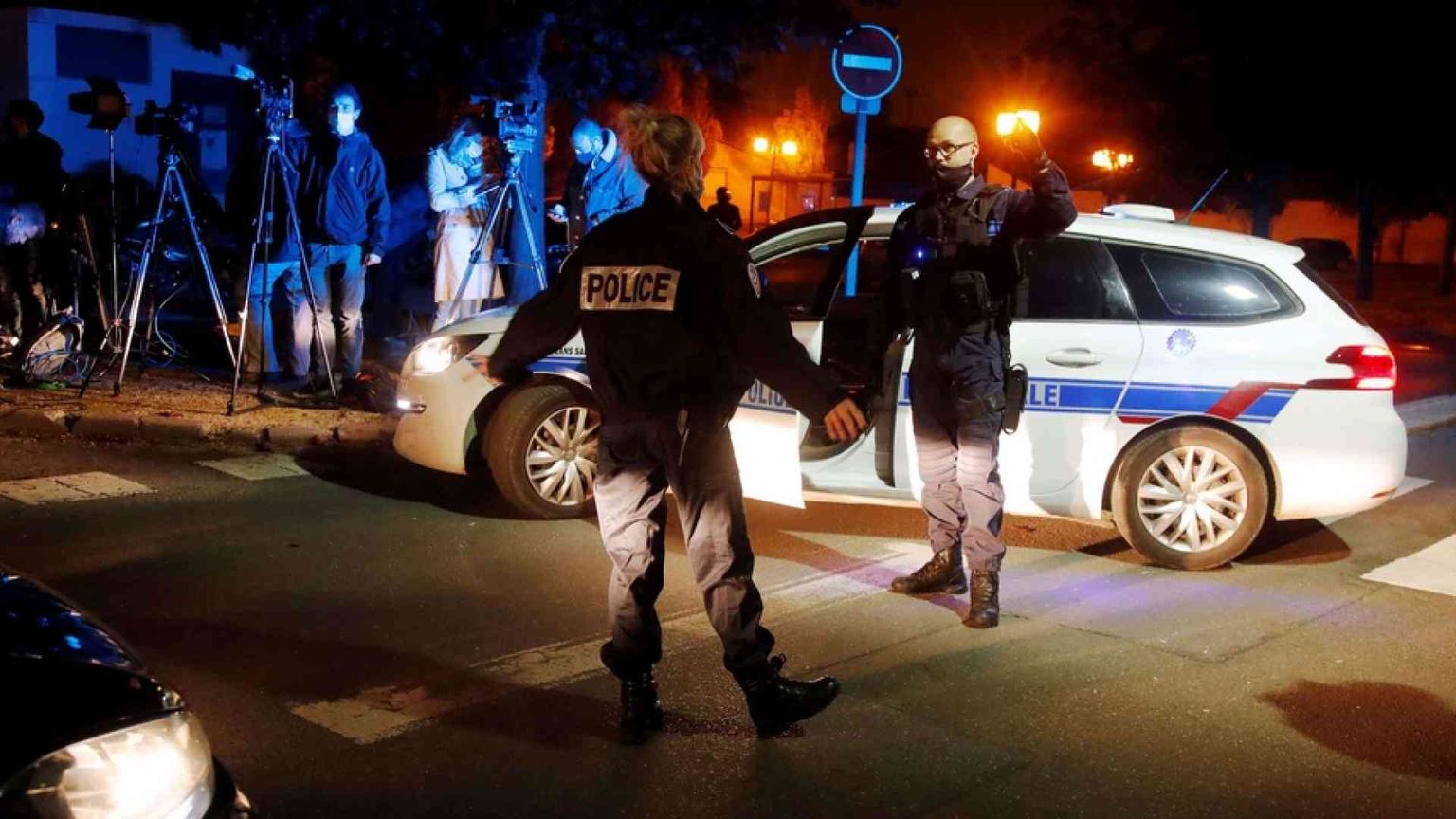 Professore sgozzato per le vignette, nove arresti