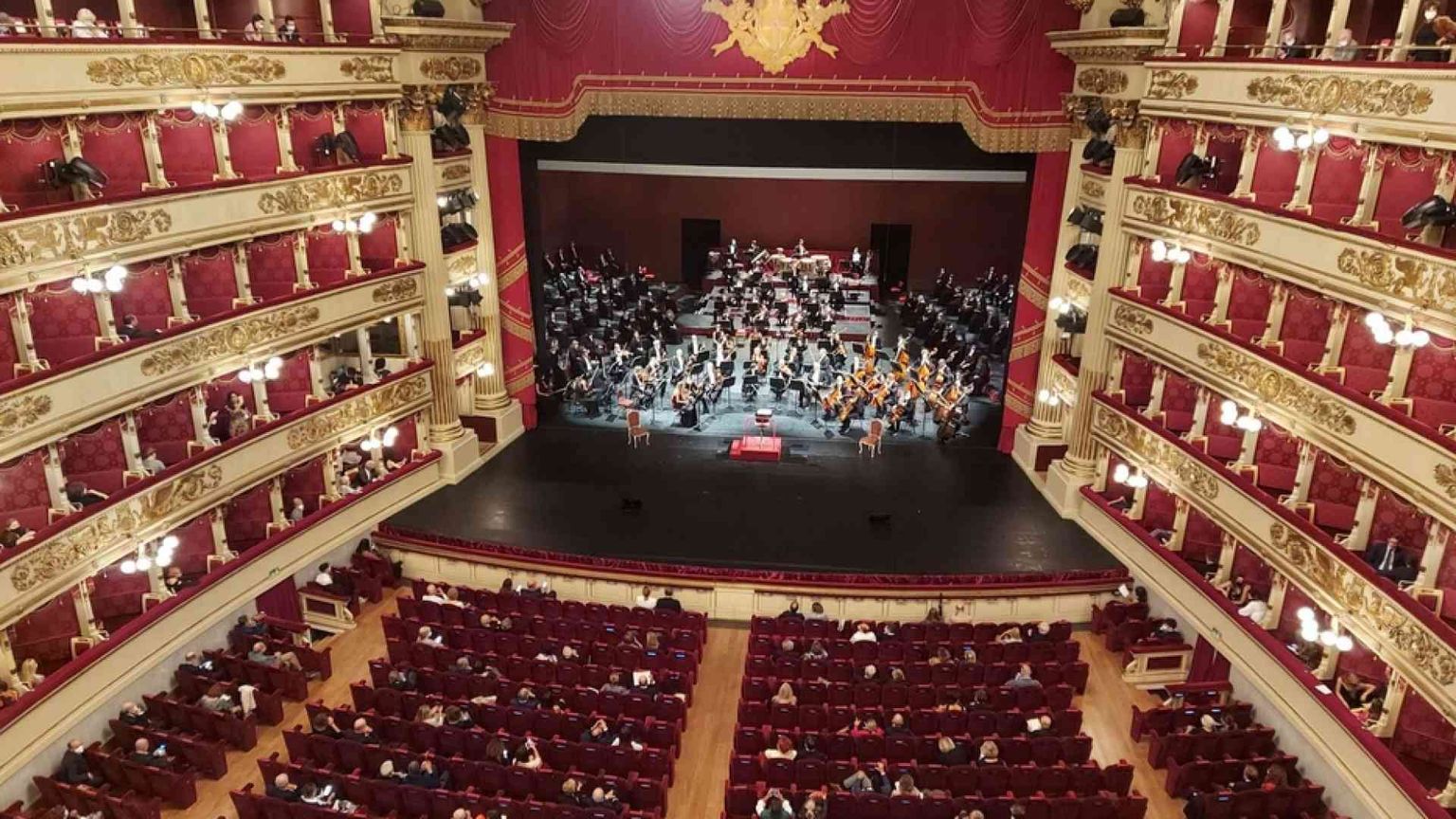 Il teatro alla Scala congela la nuova stagione per il Covid