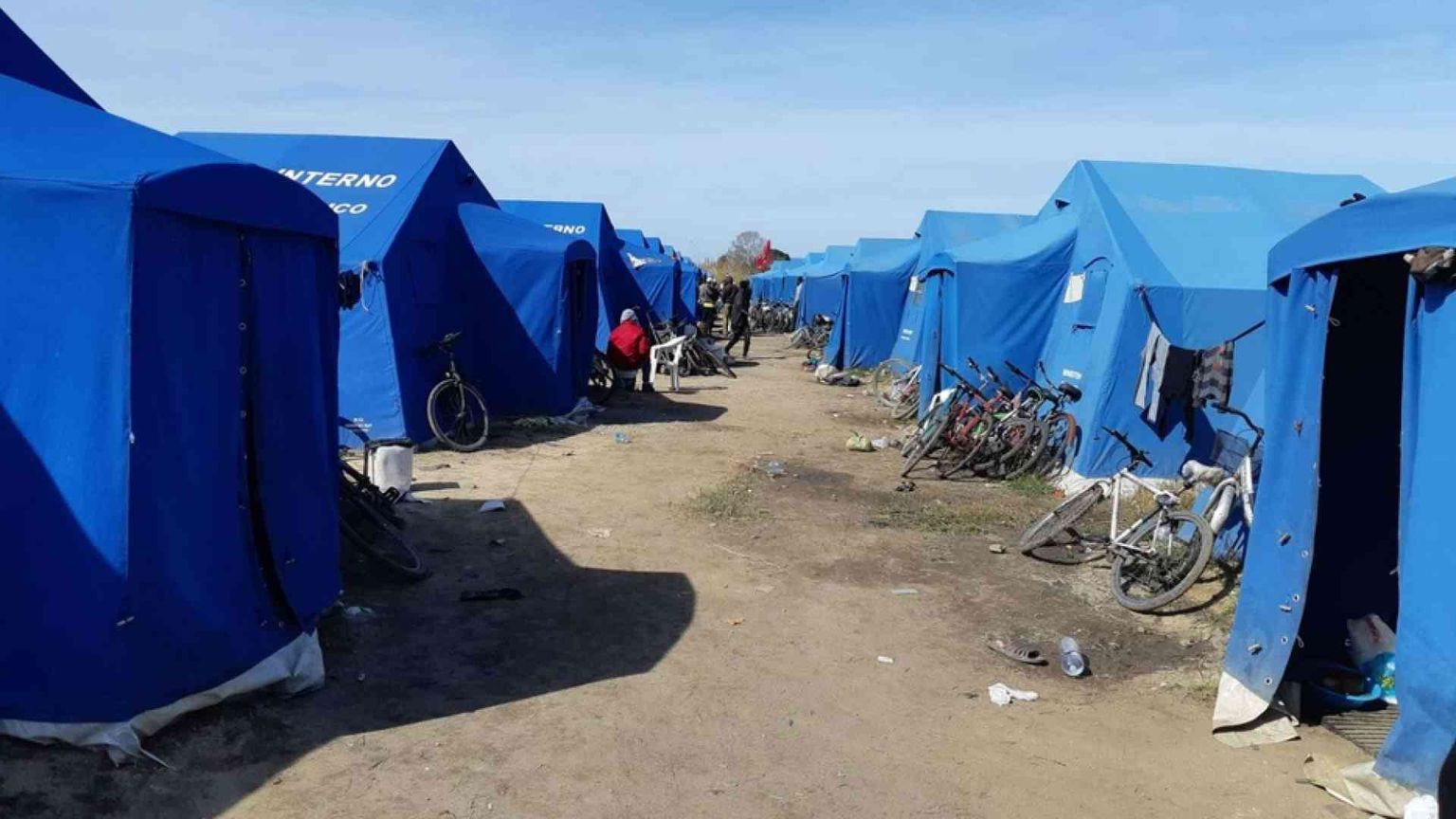 Braccianti positivi, quarantena scatena proteste in ghetti di Calabria e Sicilia