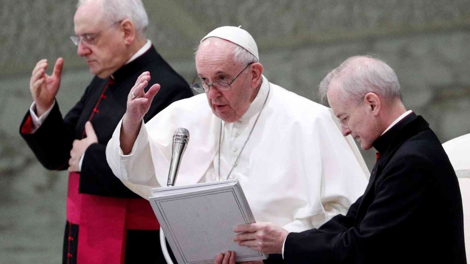 Il Papa: «Le porte delle chiese non sono barriere»