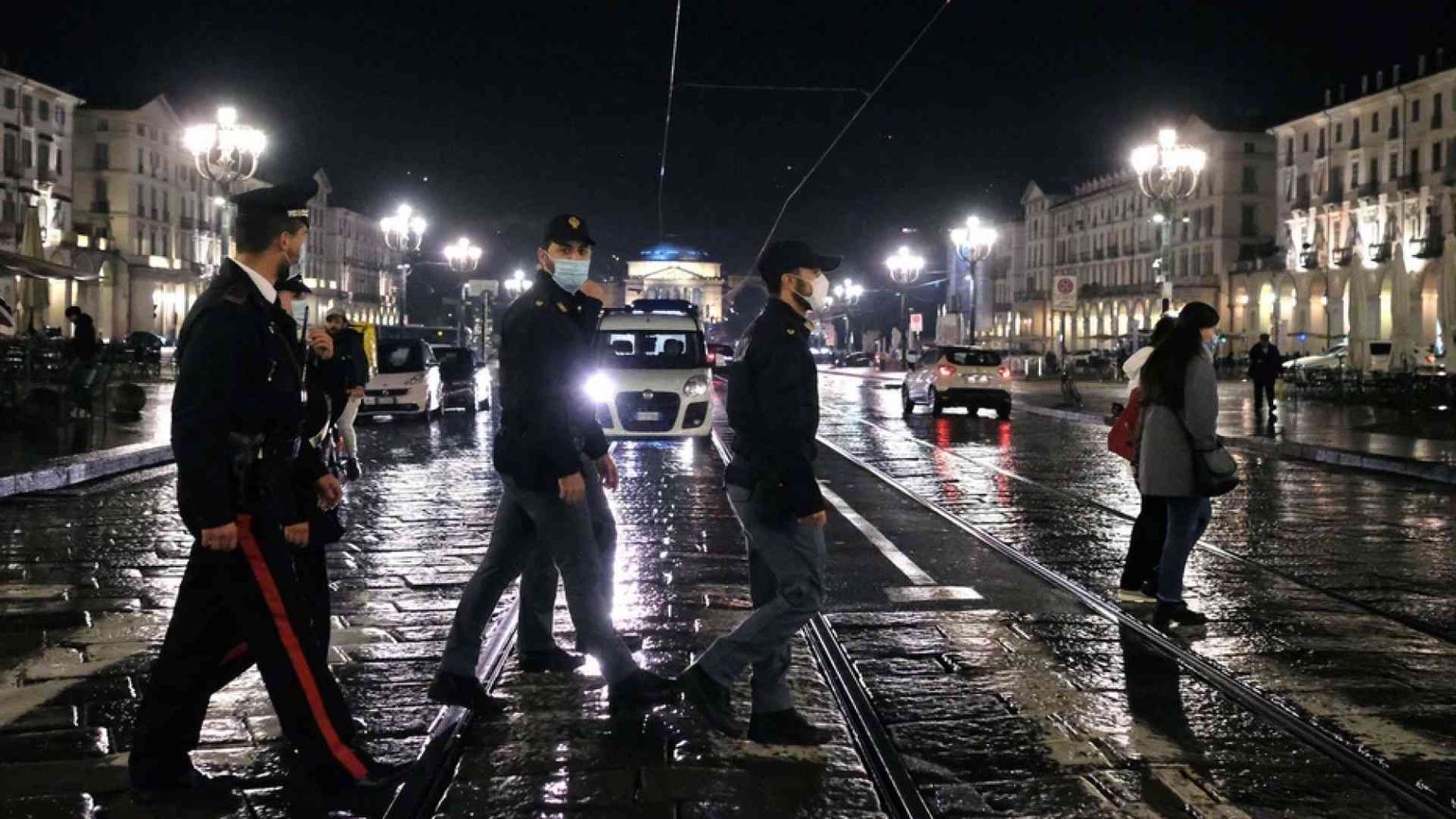 Da lunedì coprifuoco in Piemonte. De Luca: chiudo tutto