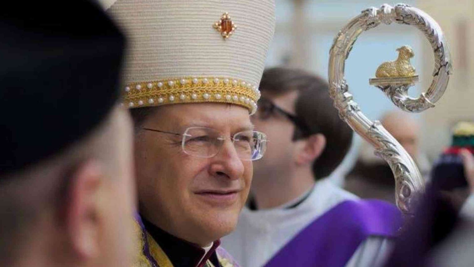 Alessandria, positivo il vescovo Gallese