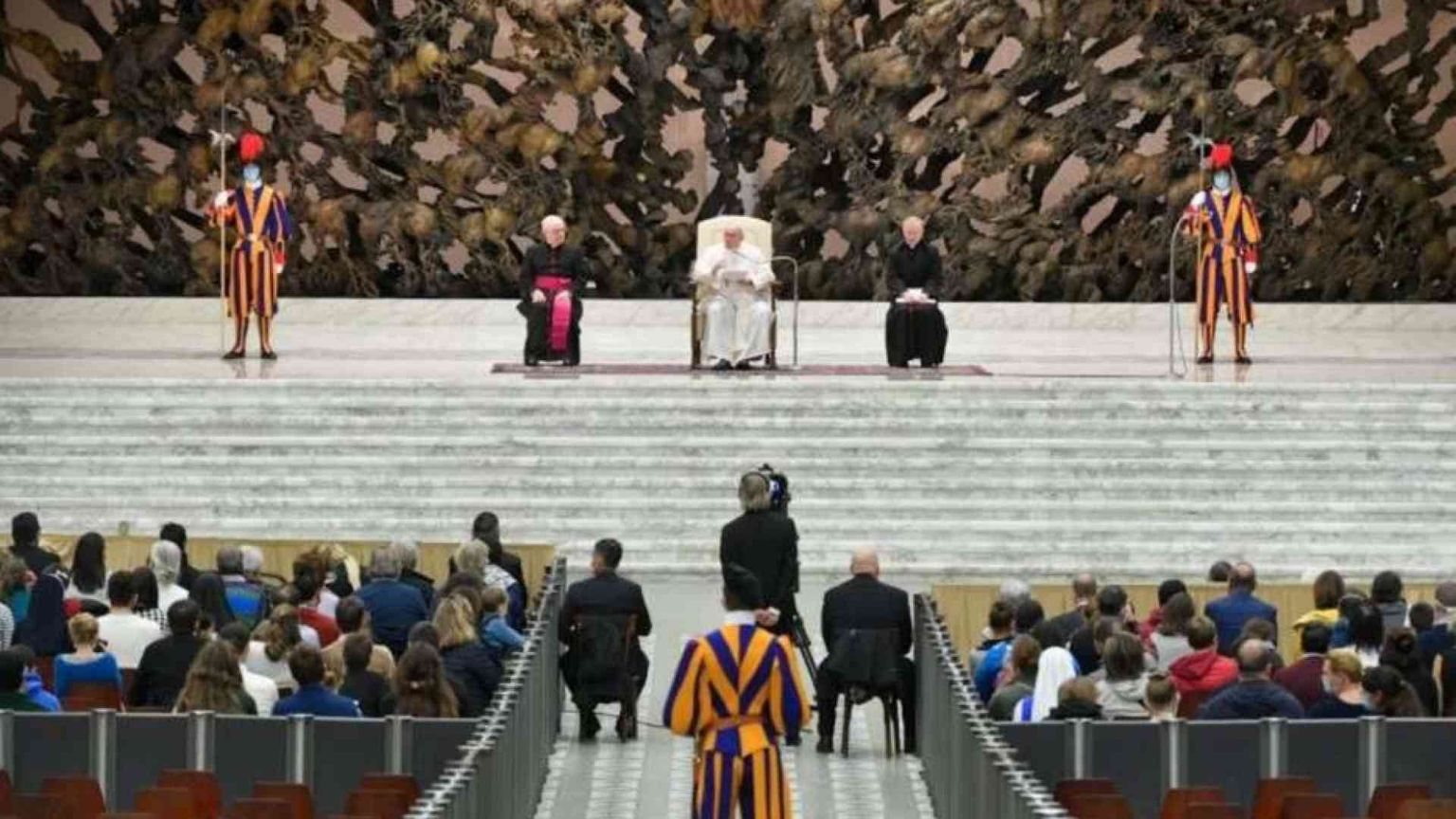 Il Papa: ogni volta che preghiamo, Gesù prega con noi e per noi