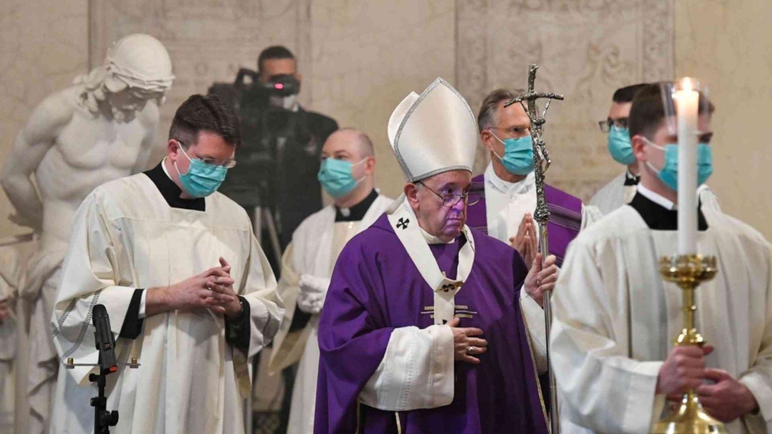 Il Papa: guardare i cimiteri e guardare in alto, con la forza della speranza