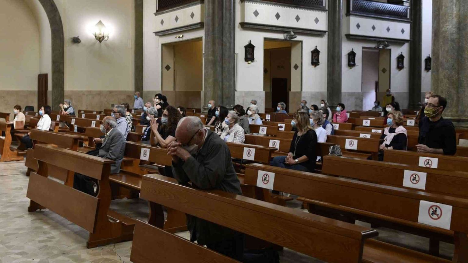Le Messe restano «aperte». Ma si possono fermare catechismo e incontri