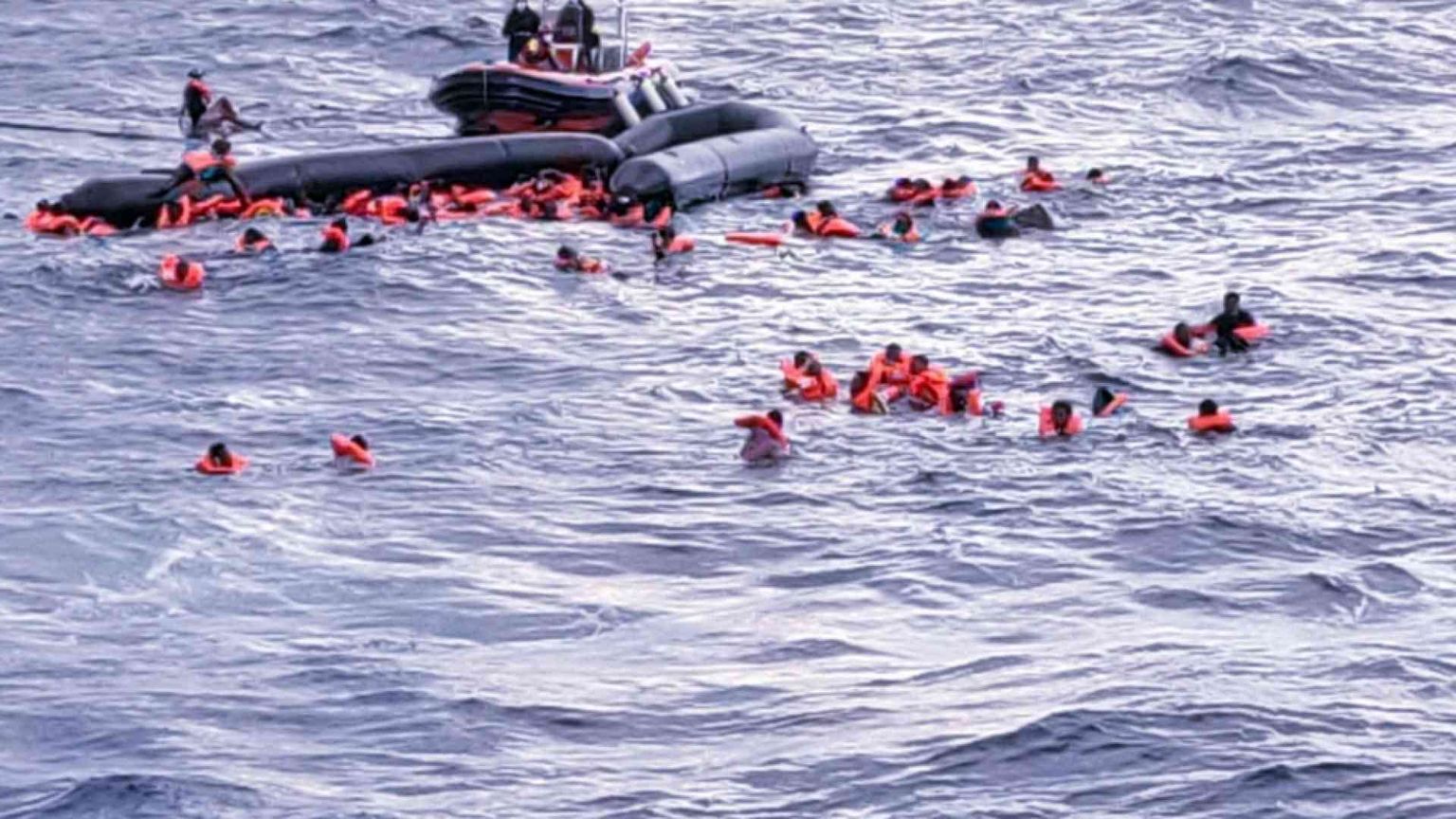 Le milizie spingono altri barconi. E l'Ue collabora ai respingimenti