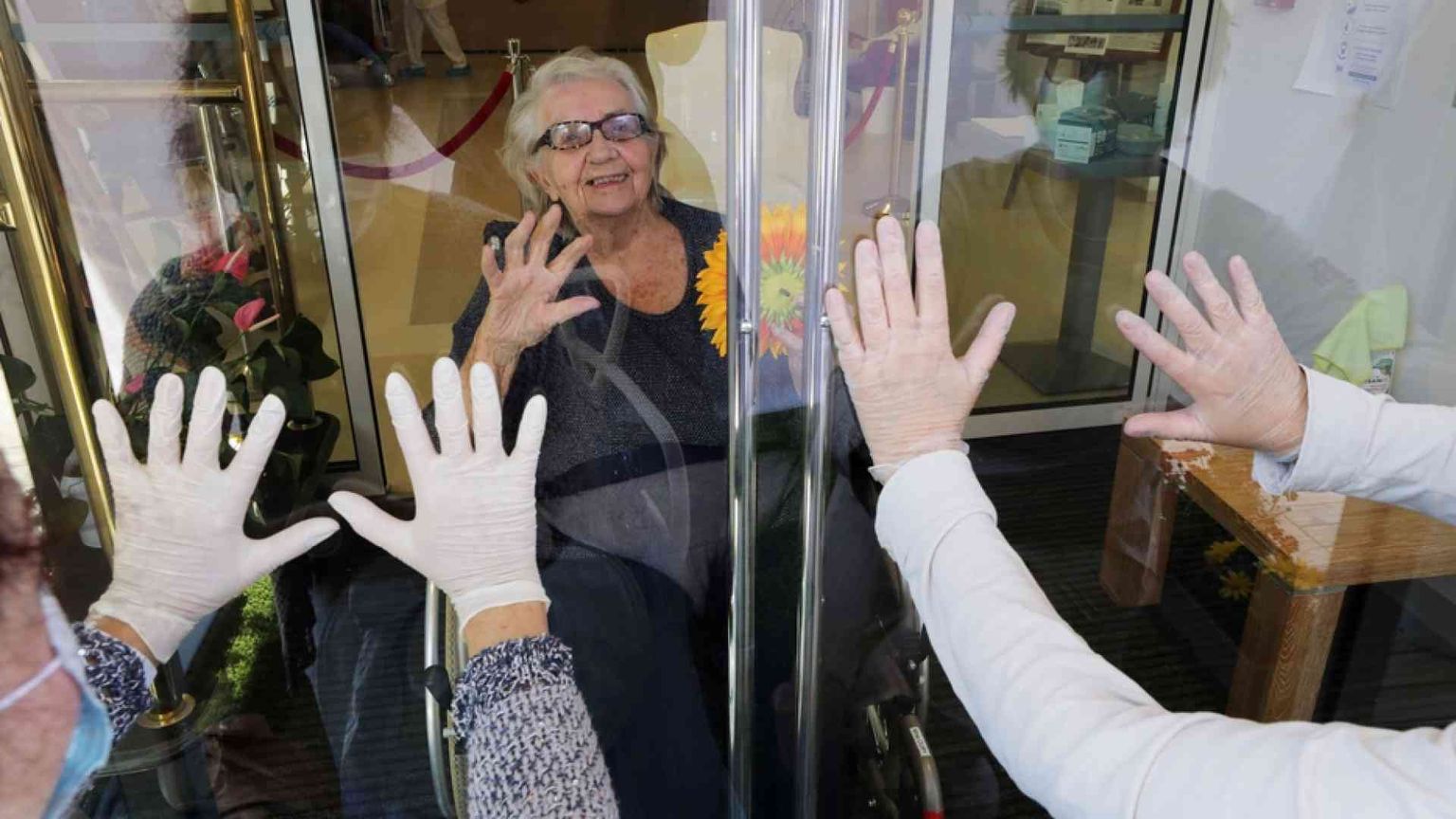 "Scriveteci una cartolina". E la casa di riposo comasca sommersa di lettere