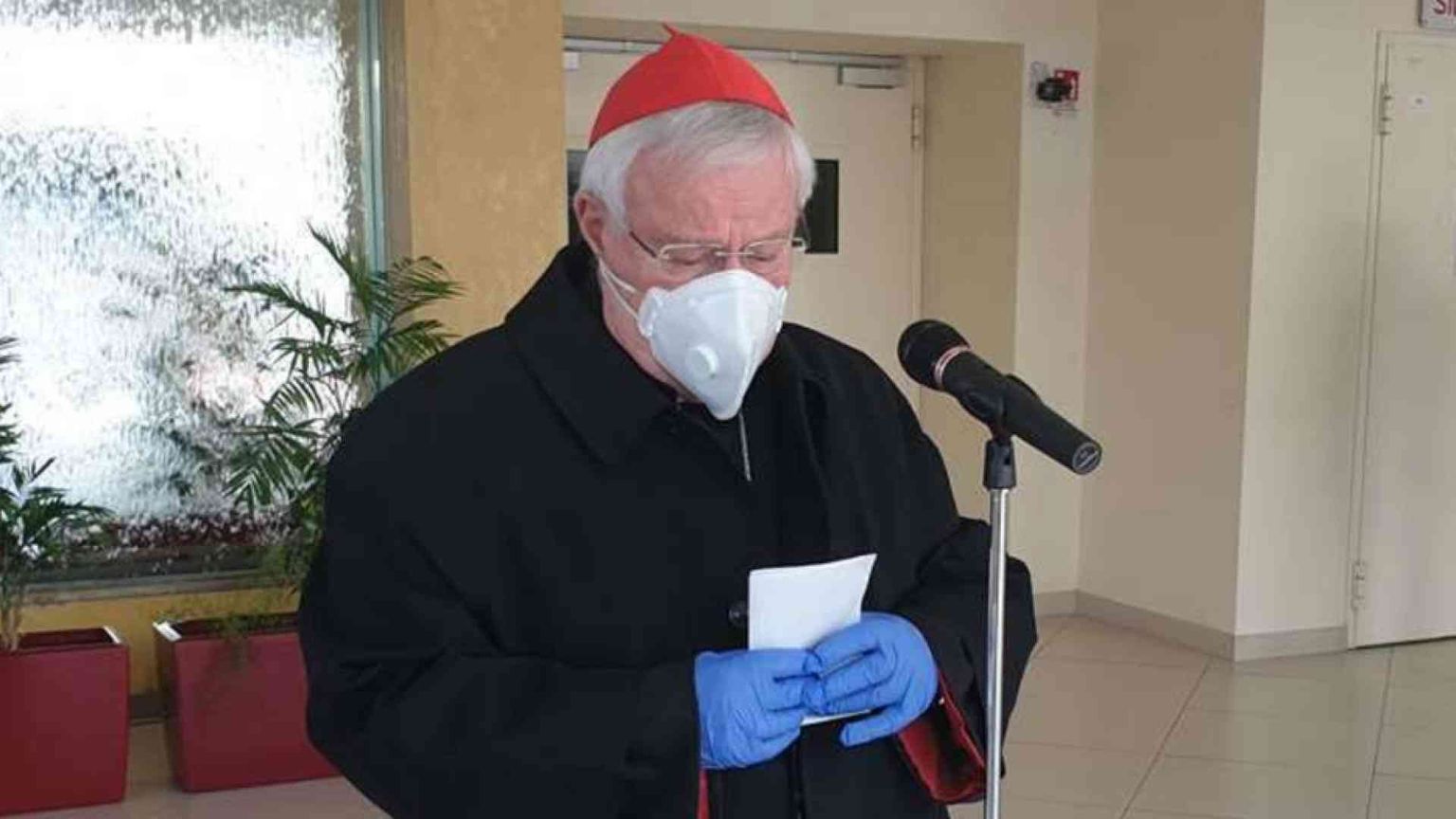 Il cardinale Bassetti lascia l'ospedale. «Nella prova restiamo uniti»