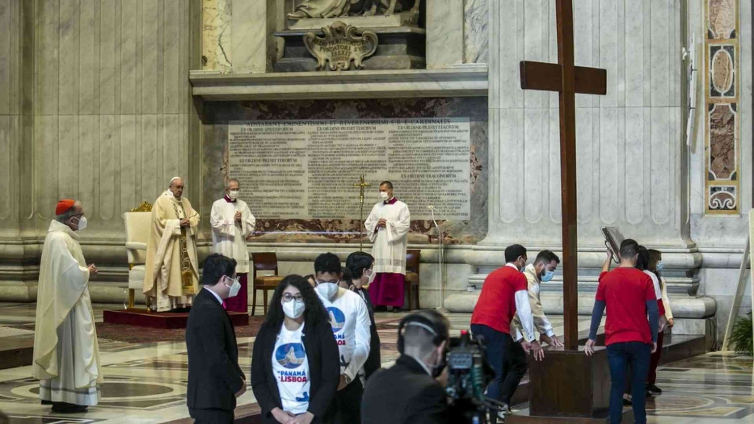 Francesco ai giovani: non "vivacchiate", scegliere Dio rende felici