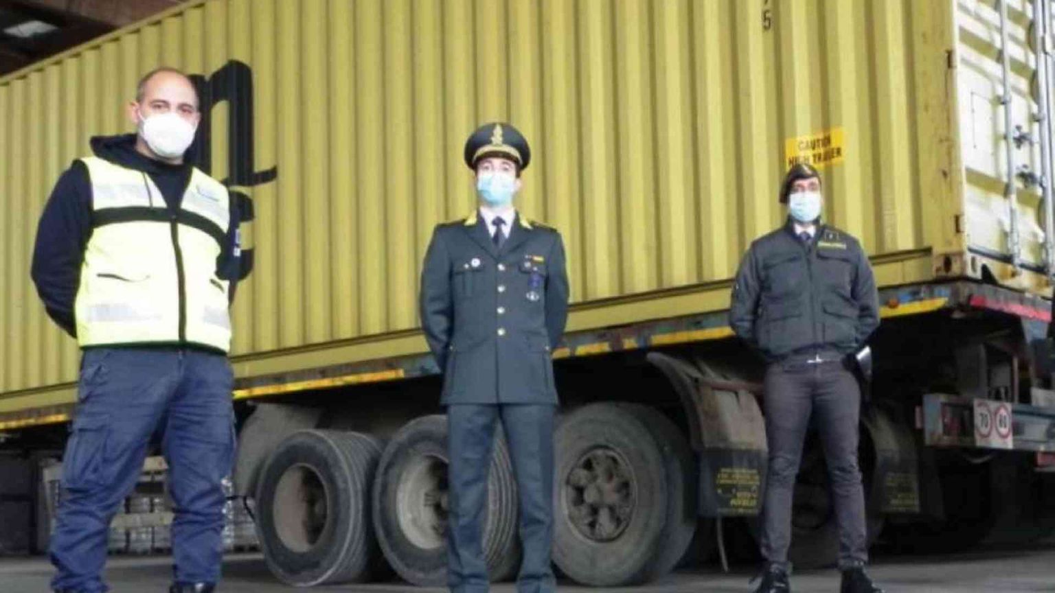 Sequestrate 24 tonnellate di abiti usati. «È traffico illecito di rifiuti»