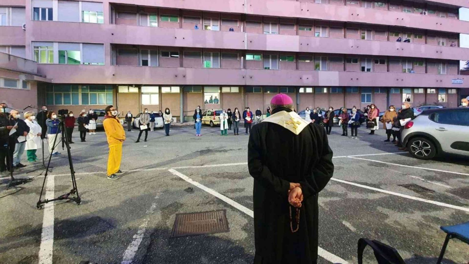 Il Rosario con l'arcivescovo davanti al reparto Covid