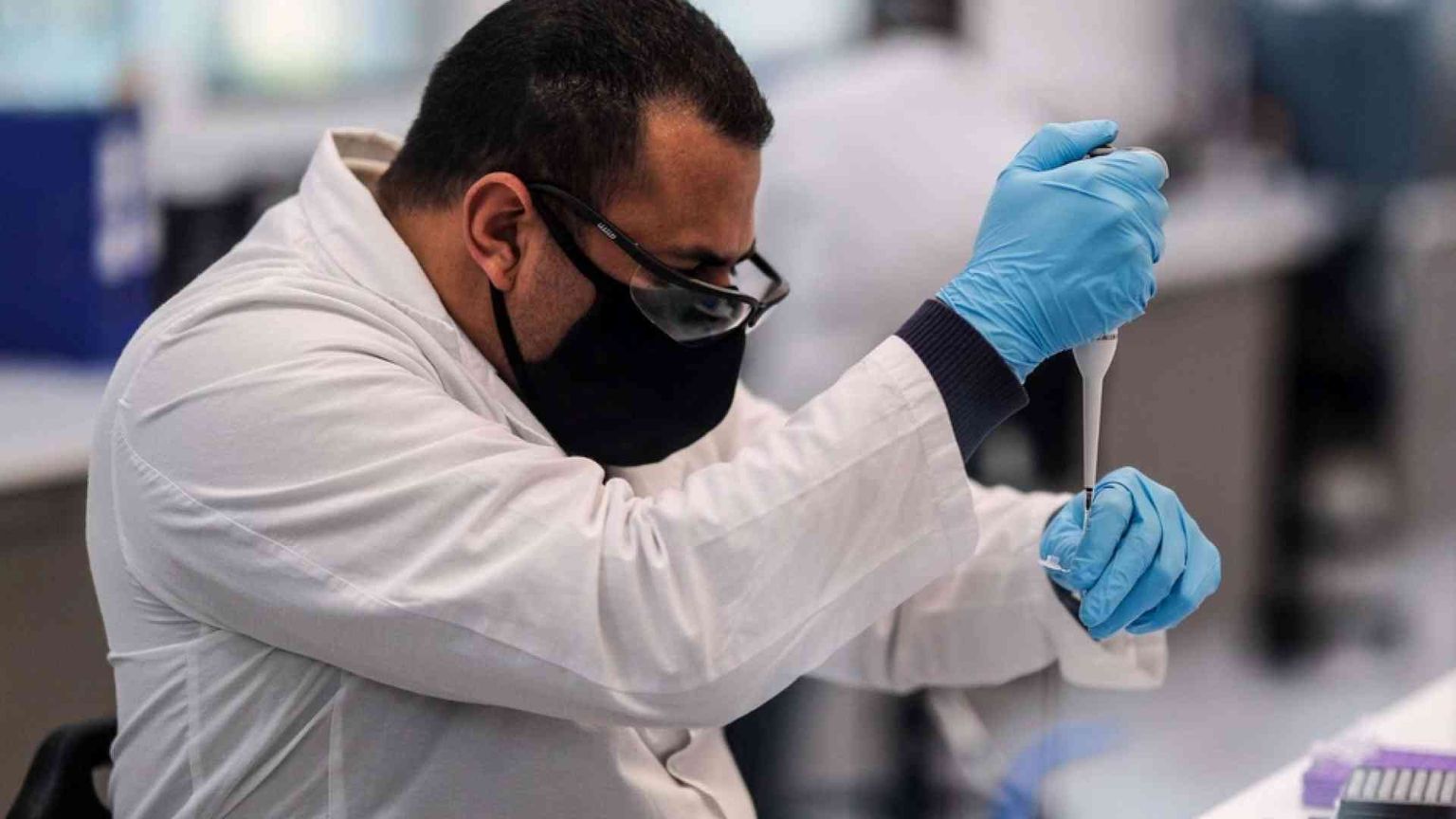 Londra approva il vaccino di Pfizer-BioNTech. I dubbi dell'Agenzia Ue