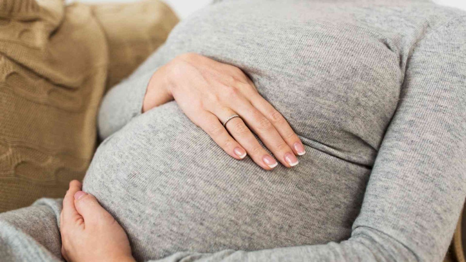 La Consulta: no alla madre surrogata in giudizio con i «due papà»