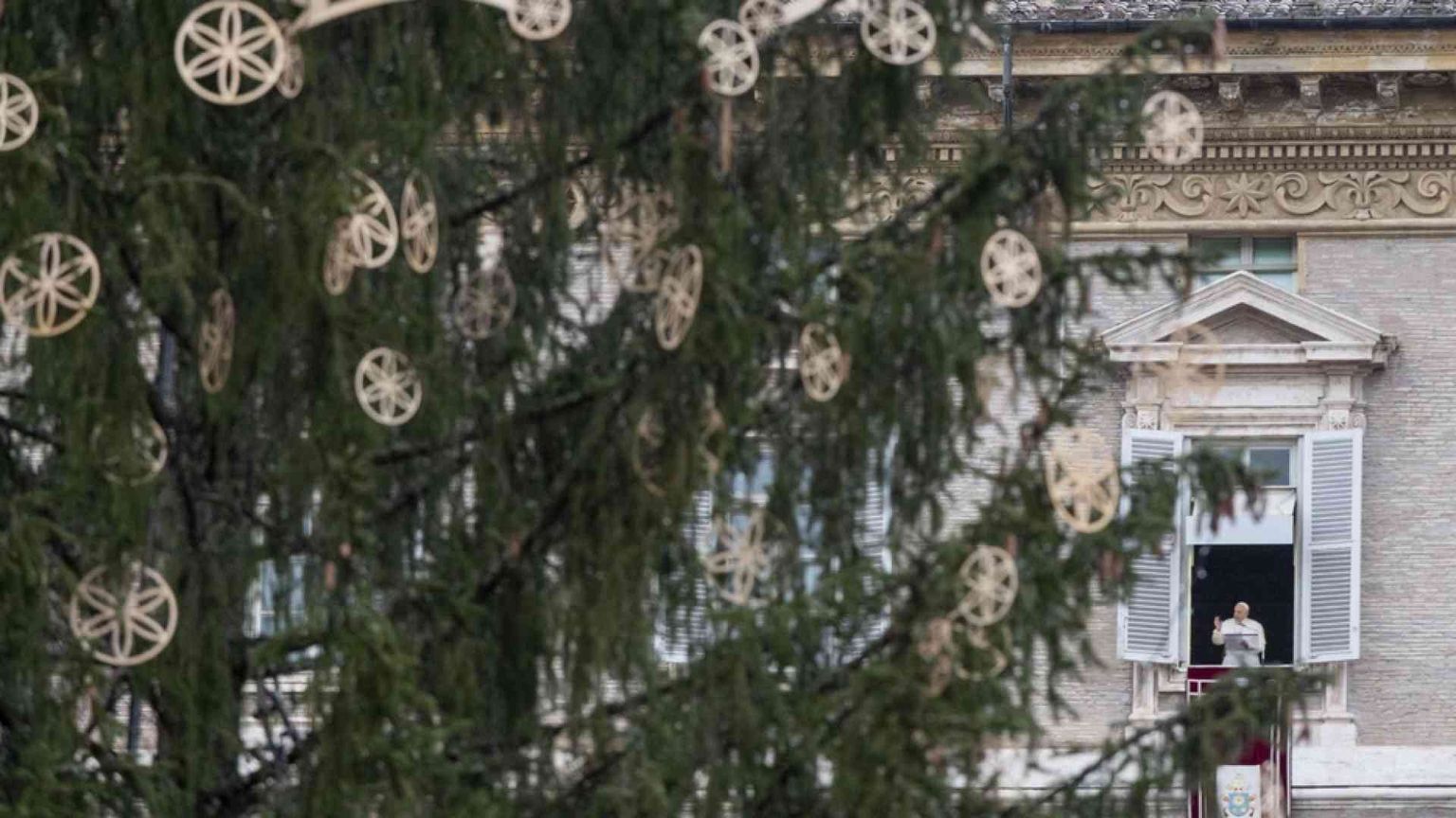 Il Papa: presepe e albero di Natale, segni di speranza in tempi difficili