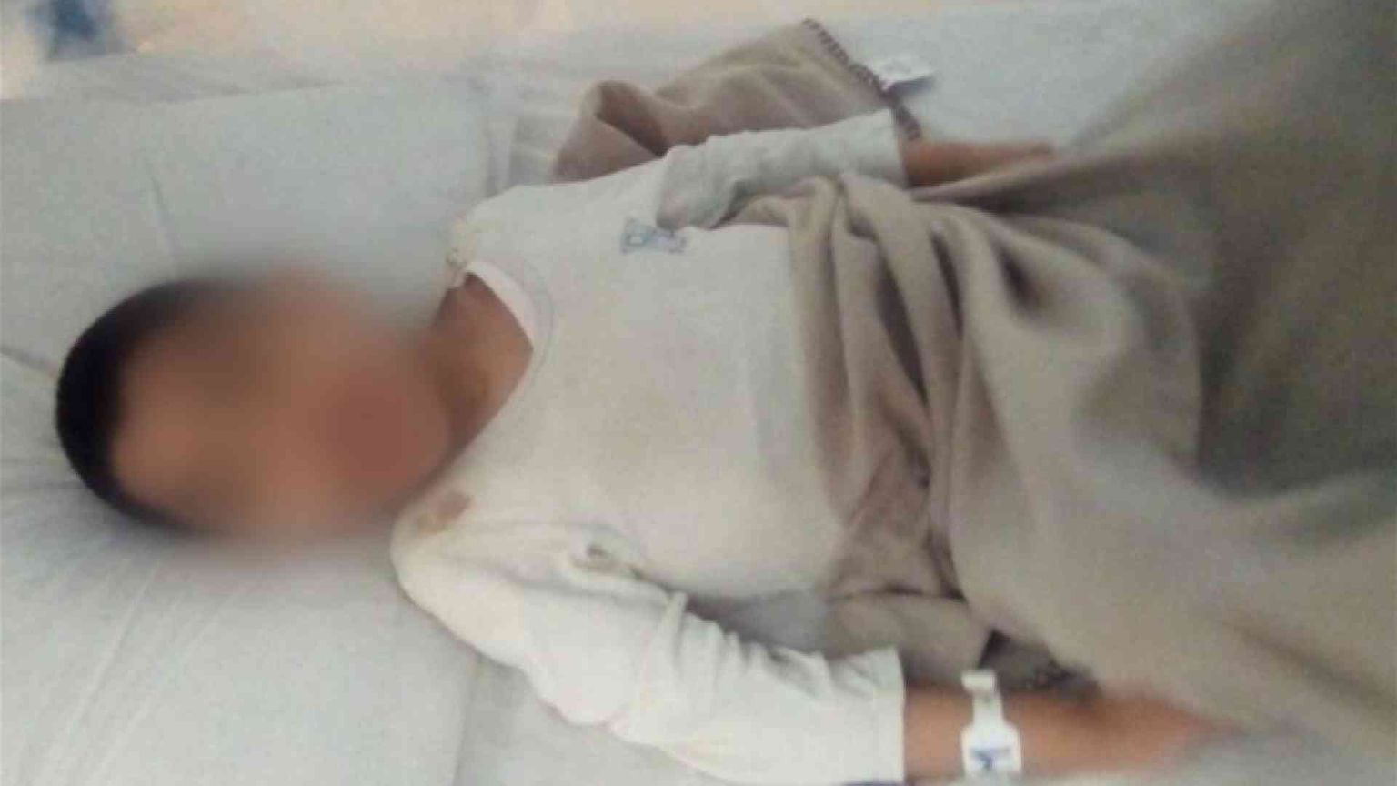 Il bambino disabile richiedente asilo è in viaggio con il papà verso Roma