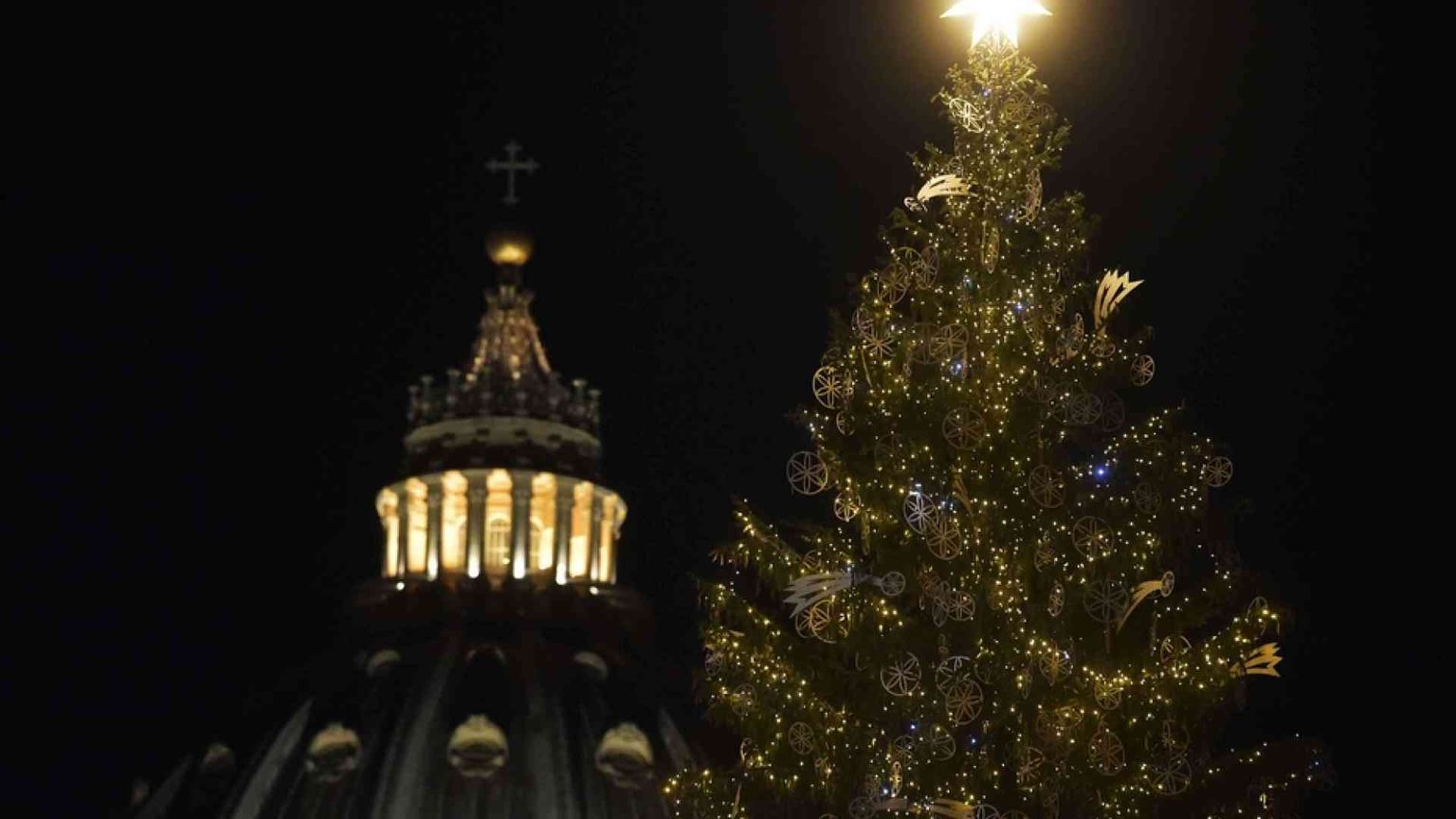 Si accendono albero e presepe. Il Papa: segni di speranza