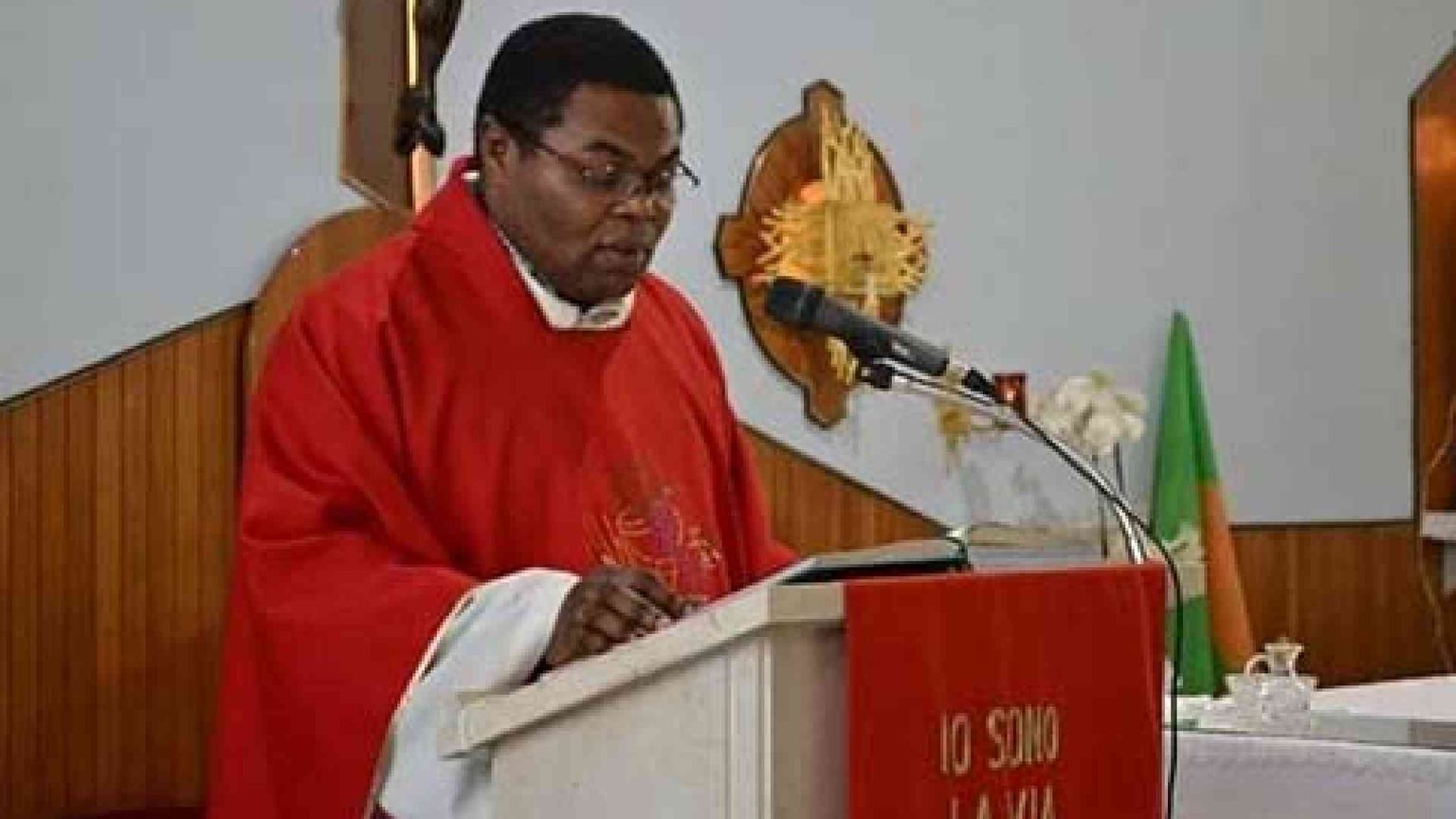 Covid, altri 15 preti morti nelle diocesi italiane. C'è il primo africano