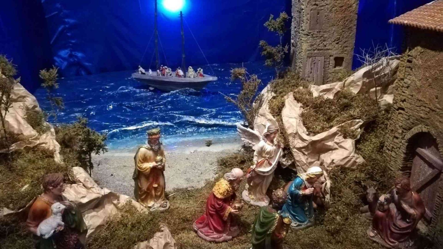Una piccola barca di persone migranti nel presepe della parrocchia
