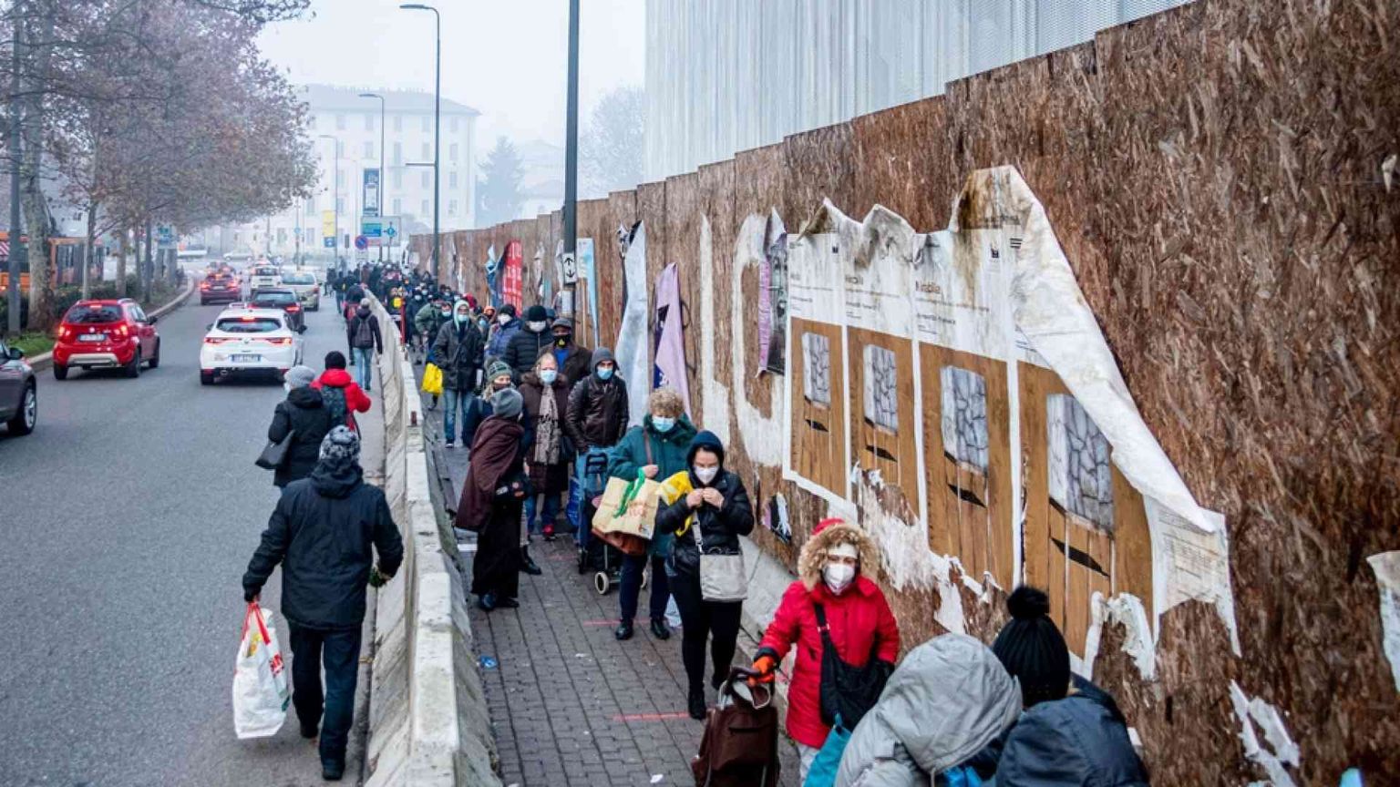 Chi sono i poveri del Covid. Il Papa: la risposta è la solidarietà