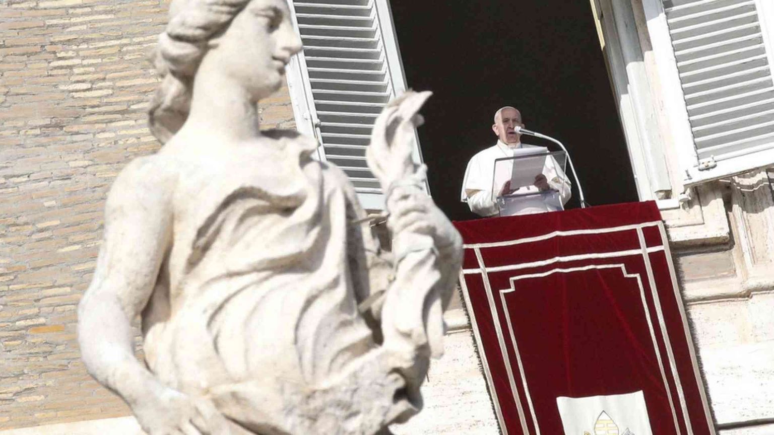 Papa Francesco: a Natale facciamo un regalo a un bisognoso