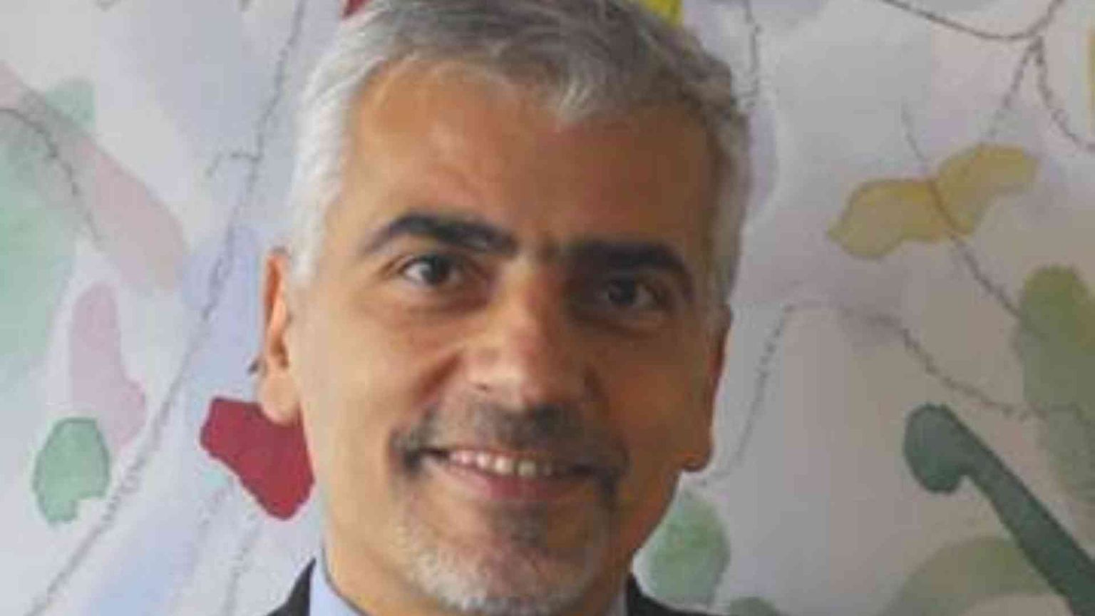 Il biologo : «I vaccini sono l'arma contro il virus che muta»