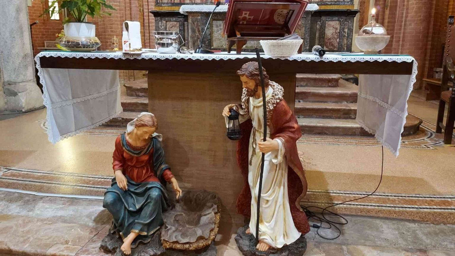 Natale fra Messe «sicure», campane a mezzanotte e preghiera in famiglia