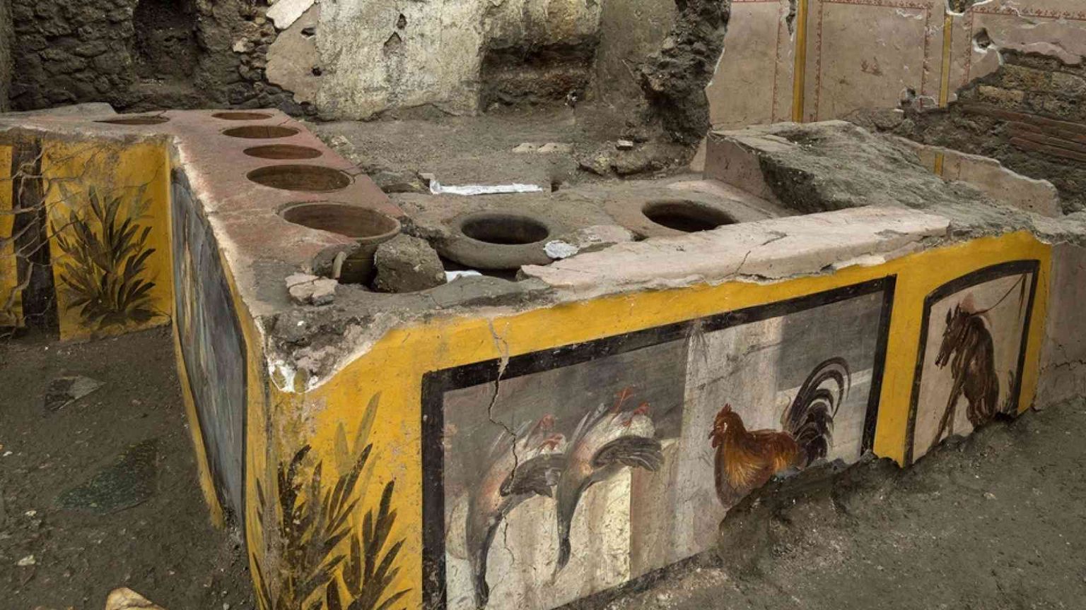 Pompei: scoperto intatto un termopolio, il fast food degli antichi romani