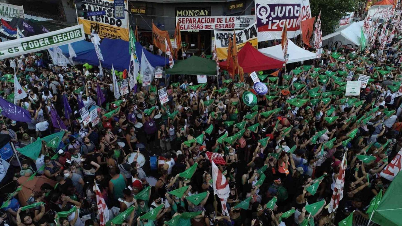 Dal Senato via libera all'aborto entro la 14esima settimana. Paese diviso