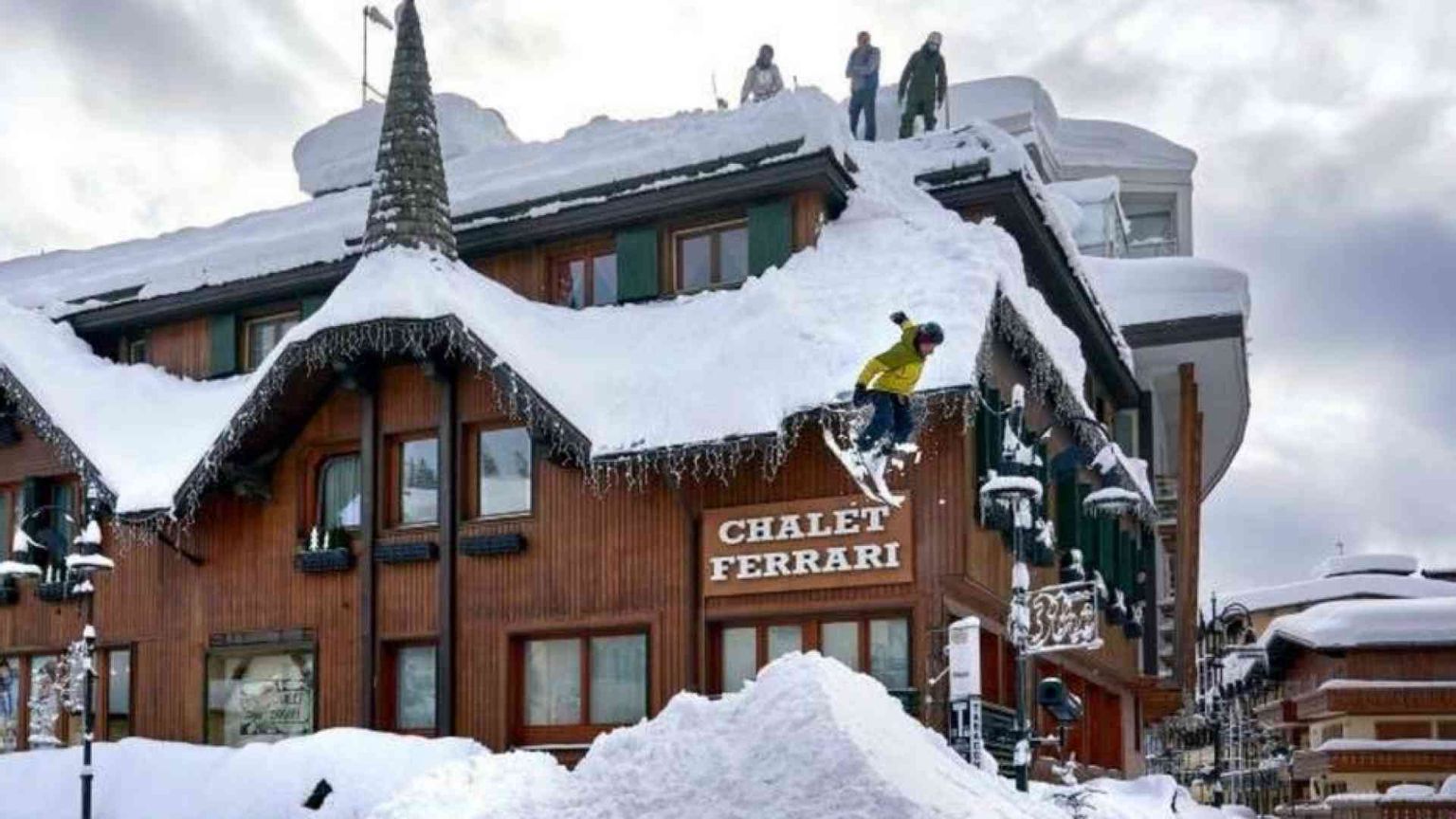 Lo storico salto con gli sci dal tetto ripetuto 70 anni dopo