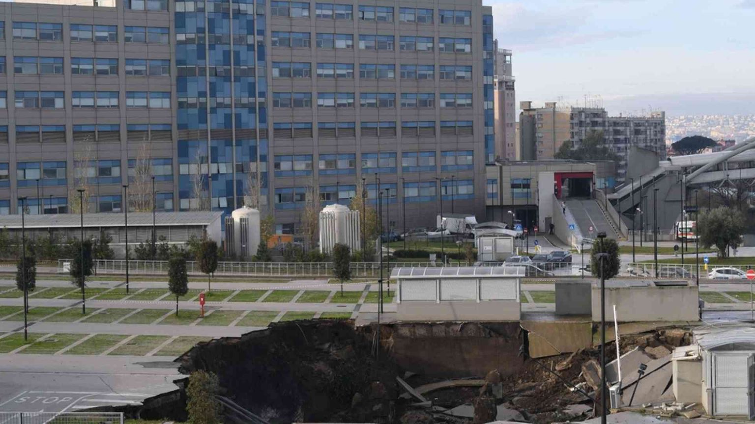 Enorme voragine all'Ospedale del mare: evacuato il Covid center