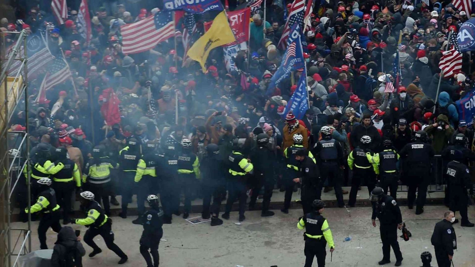 Trump isolato ora rischia l’ignominia: «Via subito». E Pence prenota il 2024