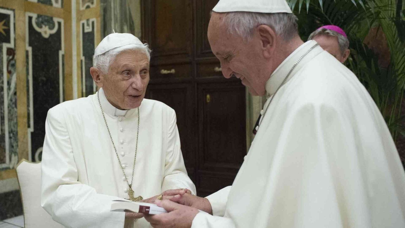 Partite le vaccinazioni in Vaticano. «Anche Ratzinger la farà»