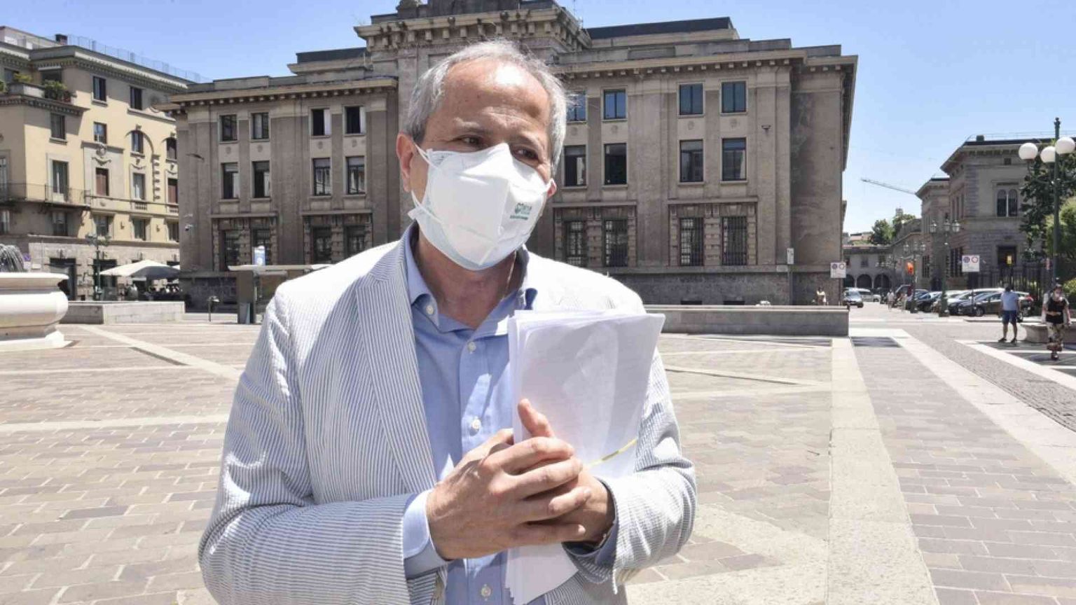 Crisanti: bisogna correre o il virus giocherà d'anticipo