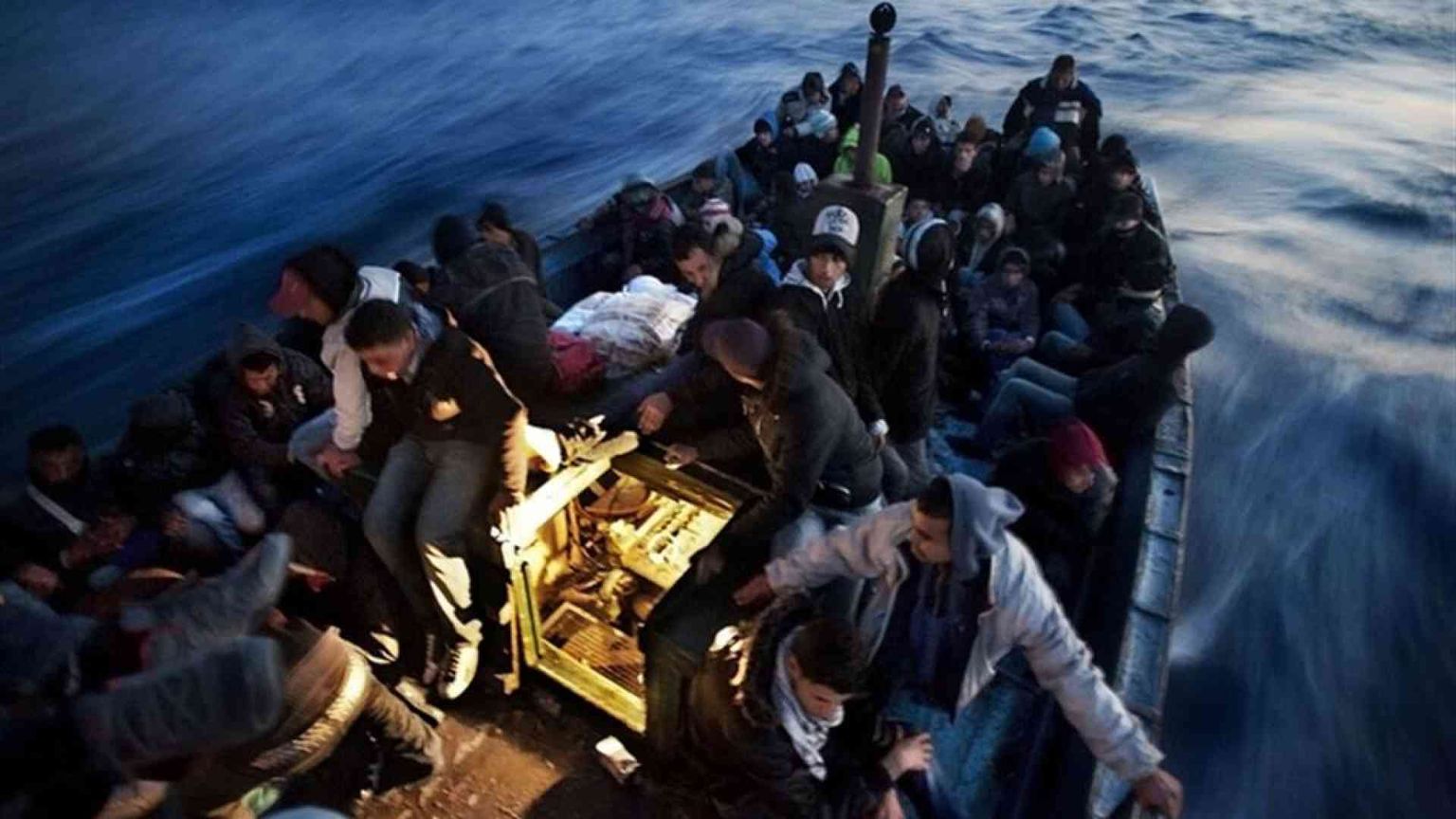 Barca capovolta, almeno 43 morti annegati