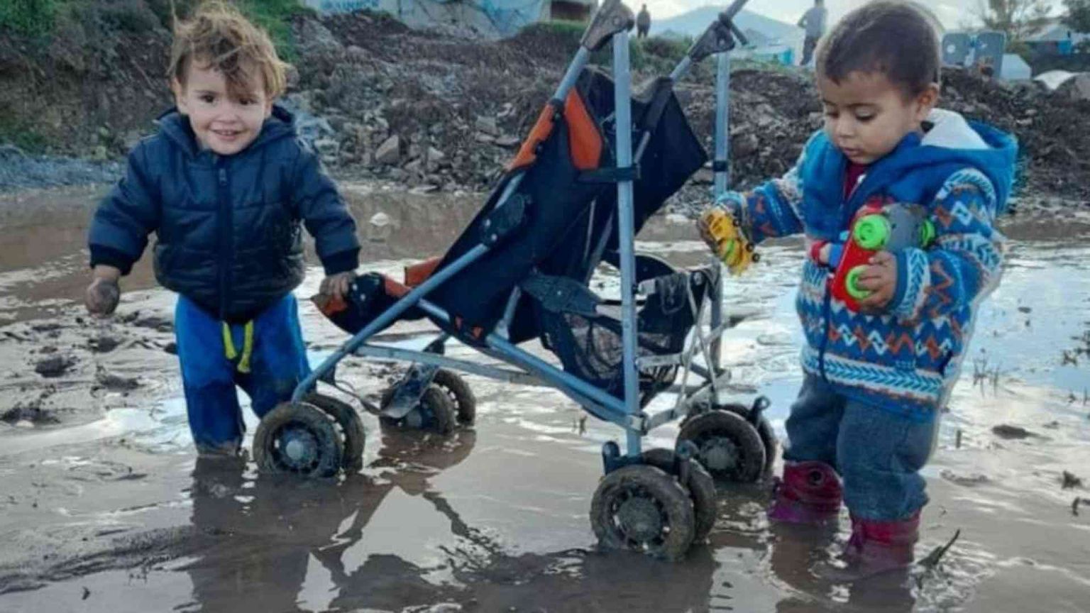 I bambini di Lesbo prigionieri nel fango