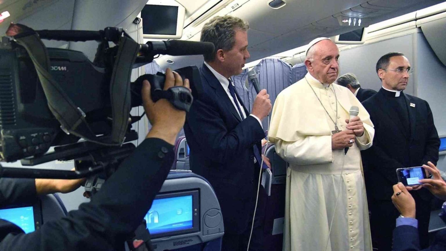 Il Papa: giornalisti, consumate la suola delle scarpe