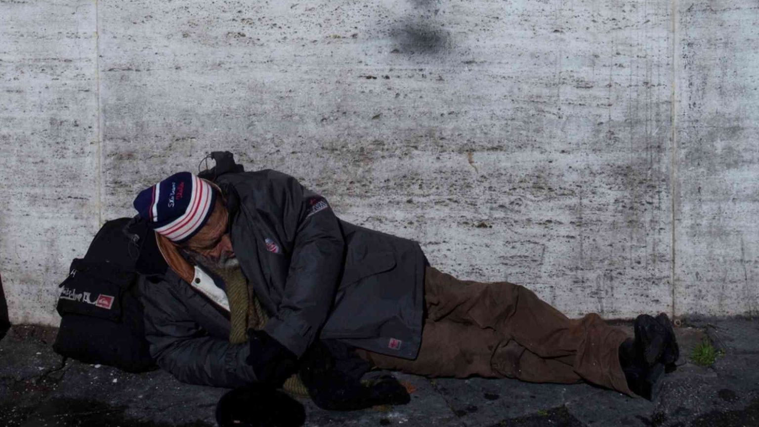 Robertino, senza dimora, e i funerali celebrati da due cardinali (e 10 sacerdoti)